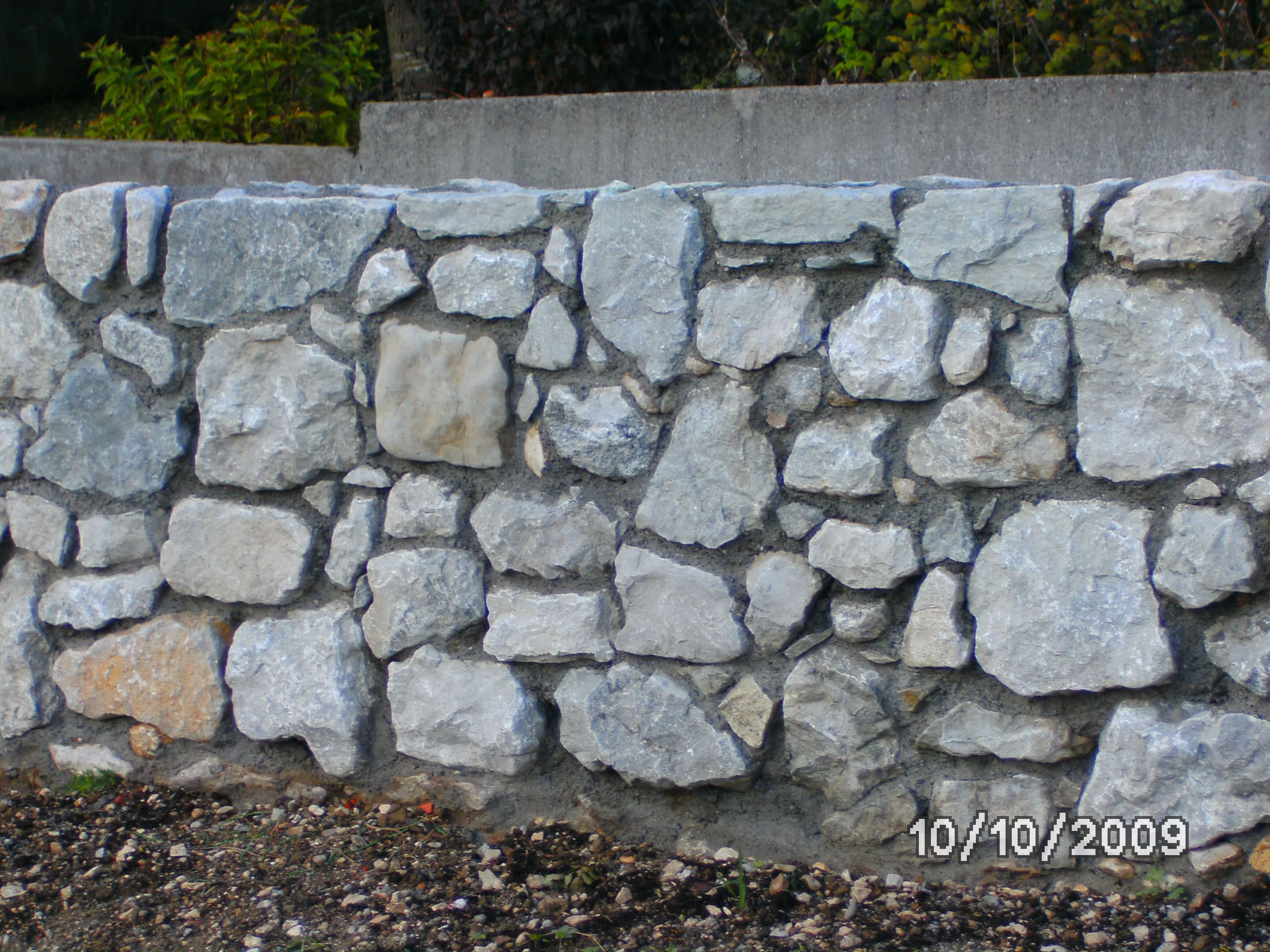 Création d'un muret extérieur en pierres par les artisans Pôle Travaux